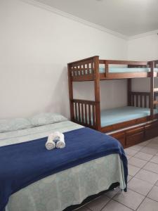 Pousada Caravelas - Centro de Paraty客房内的一张或多张双层床