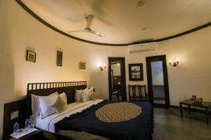拉杰果德Heritage Khirasara Palace的一间卧室设有一张带天花板的大床