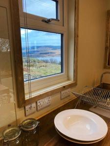 Loch AweOdhrán Lodge, St Conan's Escape: Home with a view的一间带水槽和窗户的浴室