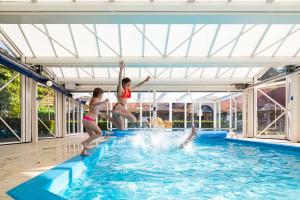 哈尔德伦TopParken - Resort Veluwe的两个女孩跳进游泳池