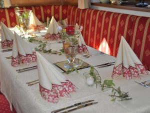 基姆湖畔贝尔瑙Cafe Wastelbauerhof - Urlaub auf dem Bauernhof的一张桌子上放着红白餐巾