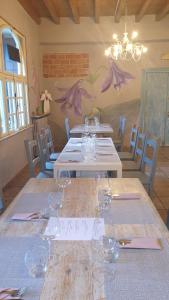Ferraro di Monte BaldoHotel Baldo的用餐室配有带酒杯的桌子