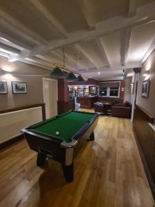 哈利法克斯The Stump Cross inn的客厅配有台球桌