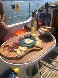 洛迦诺Barca a vela sul lago Maggiore的船上有盘子的桌子