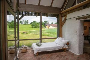 罗西瑙城堡WALD-LAND-HOF Schloss Rosenau的一间卧室设有一张床和一个大窗户