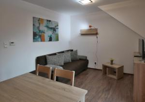 迪马诺卡多林纳Apartmany Maliarik的客厅配有沙发和桌子