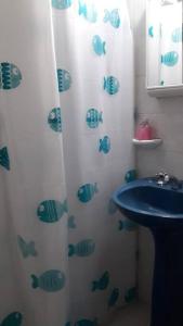 戈亚Depto La Cuni的浴室设有淋浴帘,上面有鱼