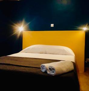巴黎布鲁塞尔酒店的一间卧室配有一张床,上面有两条毛巾