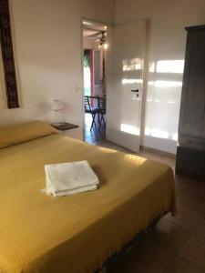 查斯科穆斯Cabañas La Viña的一间卧室配有黄色的床和2条毛巾
