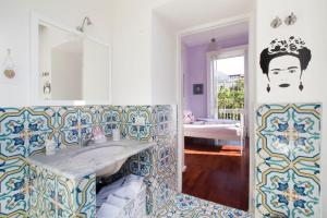 皮雅诺迪索伦托Caluga House的一间带水槽和镜子的浴室
