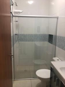 贝洛奥里藏特Apartamento Caiçaras 1的浴室设有玻璃淋浴间和卫生间