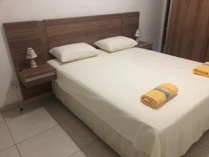 贝洛奥里藏特Apartamento Caiçaras 1的一间卧室配有一张床,床上有毛巾