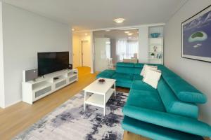 塞格德Hip riverview bestern的客厅配有蓝色的沙发和电视