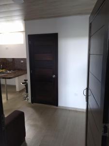 阿西斯港Aparta-Hotel LENEMBERGER的一张桌子的房间的黑色门