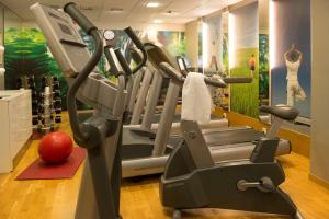 斯堪迪克伯兰格酒店的健身中心和/或健身设施