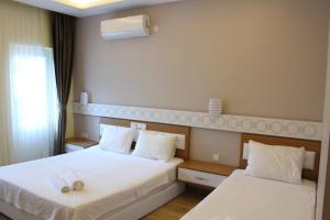 贝尔迪比Terko hotel pansiyon的酒店客房设有两张床和窗户。