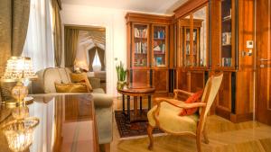 斯普利特Judita Palace Heritage Hotel的客厅配有椅子和桌子