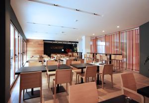 维拉塞加德索尔辛纳拉瓦尔德拉玛尔酒店的用餐室设有桌椅和窗户。