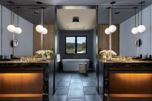 卡利斯托加Four Seasons Resort Napa Valley的浴室配有两个盥洗盆和浴缸。