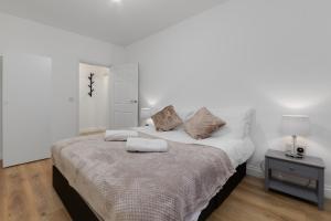 查塔姆Suites by Rehoboth - Medway Heights - Chatham Kent的一间卧室配有一张带两个枕头的床