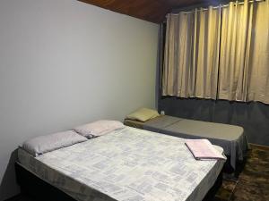 维多利亚Regi House Hostel的带窗户的客房内的两张床