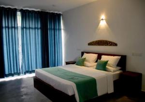 米瑞莎N 34的一间卧室配有一张带绿色和白色枕头的大床