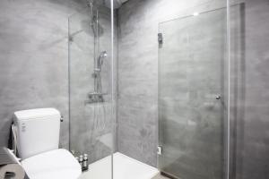 伊豆之国市Kona Stay Bicycle Resort的浴室设有玻璃淋浴间和卫生间