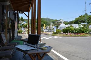 天草市Amakusa - House / Vacation STAY 5321的坐在大楼外桌子上的笔记本电脑