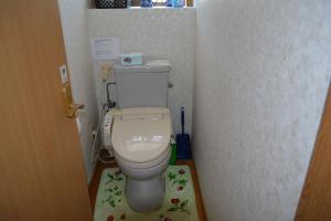 天草市Amakusa - House / Vacation STAY 5358的小型客房内的卫生间