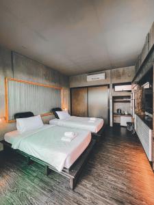 清迈BED STOP Hotel Chiangmai的一间大卧室,配有两张床和电视