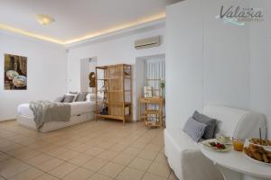 林都斯Panthea Valasia Boutique Villa的白色的客厅配有床和沙发