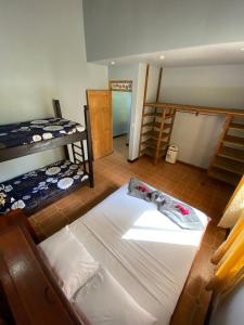 别霍港Casa Luna Apartment的一间客房内配有两张双层床的房间