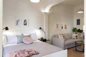 罗希姆诺Effie's cozy old town studios的一间卧室配有一张床铺,床上铺有粉色毯子