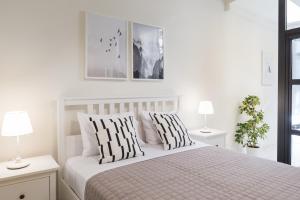 罗希姆诺Effie's cozy old town studios的白色卧室配有带2个枕头的床