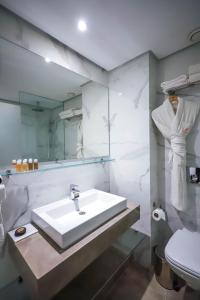 卡萨布兰卡Gray Boutique Hotel Casablanca的白色的浴室设有水槽和卫生间。
