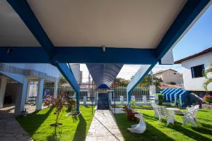 阿拉卡茹Pousada Villa Grécia的从蓝色屋顶建筑内部欣赏美景