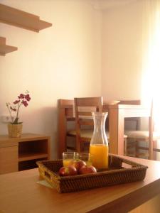 洛斯阿尔卡萨雷斯Apartamentos Margoysa I的水果托盘和一瓶橙汁