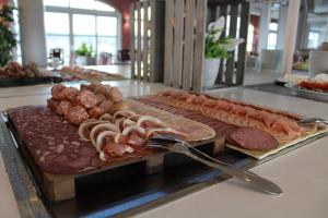 巴特弗兰肯豪森巴特弗兰肯豪森住宅酒店的自助餐,包括餐桌上的肉类和肉丸