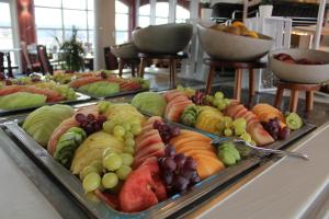 巴特弗兰肯豪森巴特弗兰肯豪森住宅酒店的自助餐,包括许多不同类型的水果
