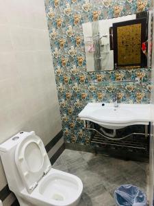 MūkhīAlhama Hotel Appartment的一间带卫生间和水槽的浴室
