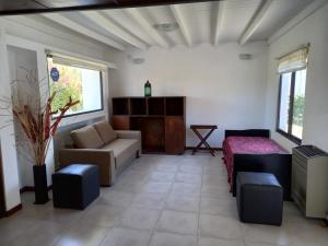 阿肖海Casa para 4 a 6 huespedes的客厅配有沙发和桌子