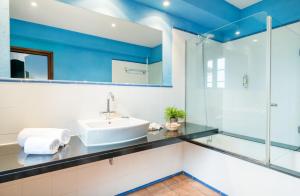 巴古尔Mas Ses Vinyes - Adults Only的一间带水槽和淋浴的浴室