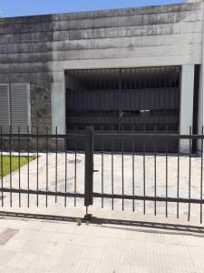 戈亚Departamento Satí的大楼前的黑色围栏,带车库