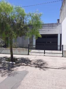 戈亚Departamento Satí的建筑物前的树,有栅栏