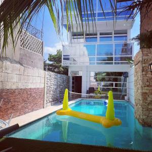 卡塔赫纳Casa con Piscina Privada Playas del Mar的一座房子里带充气木筏的游泳池