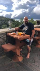 蒙泰韦尔德哥斯达黎加Cabinas Vista Al Golffo的坐在野餐桌上吃着食物的人