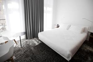 马赛C2酒店的卧室设有一张白色大床和一扇窗户。
