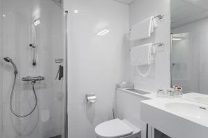 赫尔辛基阿尔伯特原始索克斯酒店的带淋浴、卫生间和盥洗盆的浴室
