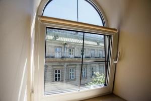 利沃夫Guest House "Arkhistratyg"的享有大楼景致的窗户