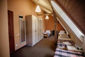 利沃夫Guest House "Arkhistratyg"的阁楼间设有三张床和拱门。